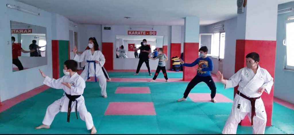 Küçükçekmece’de spor salonları kapılarını açtı