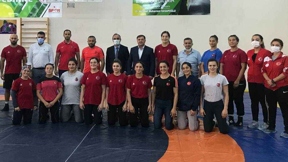 TGF Başkanı Musa Aydın, Kadın Milli Takımı kampını ziyaret etti