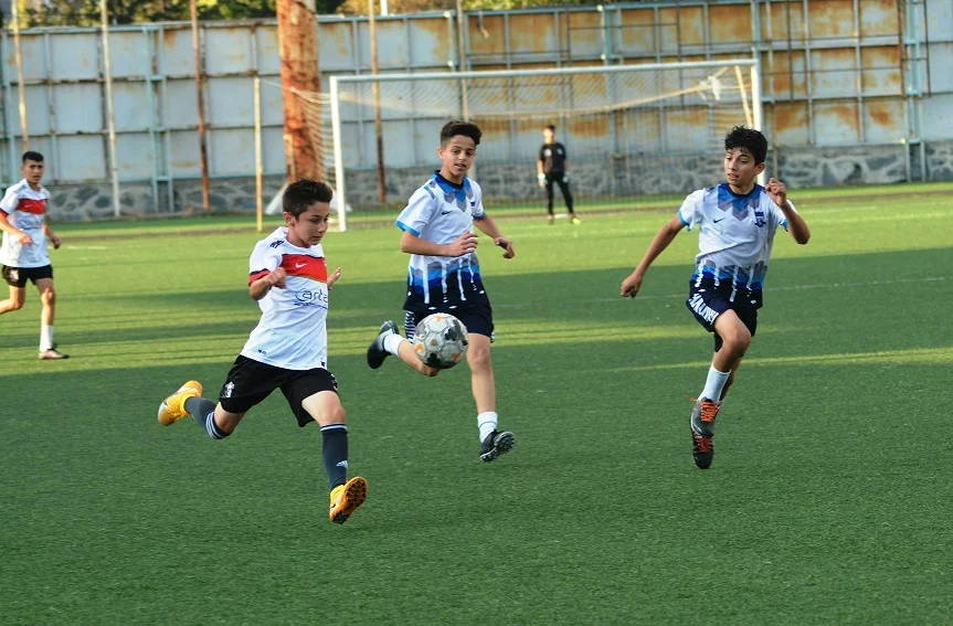 Kendi küçük, futbolu büyük…