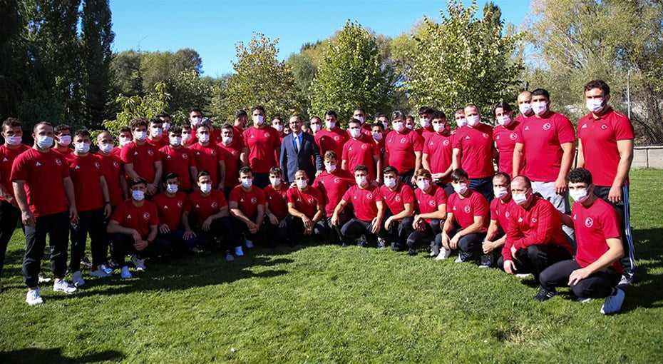 Bakan Kasapoğlu’ndan güreşçilere müjde   