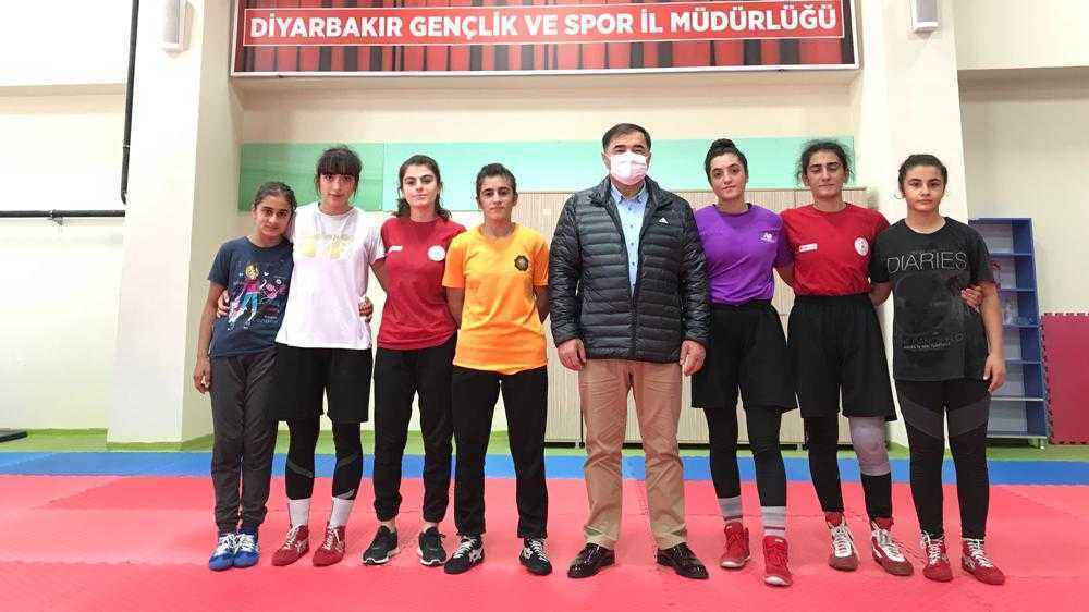 Musa Aydın, Diyarbakır’da güreşçilerle bir araya geldi   