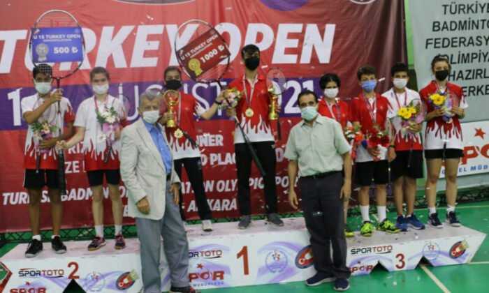15 Yaş Uluslararası Badminton Turnuvası’nda 19 Madalya Kazandık