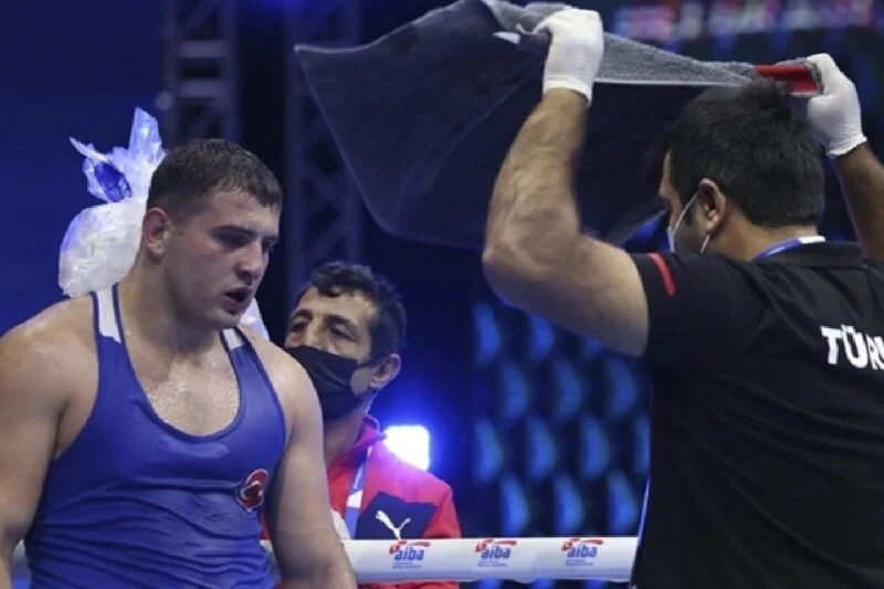 Milli Boksörler Burak ve Berat Çeyrek Finalde