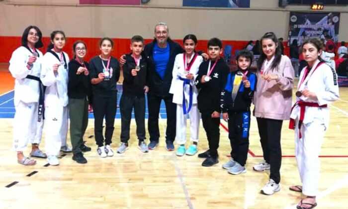 Karaman Tekvando Takımı Aksaray’da 10 Madalya Kazandı