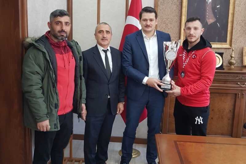 Karatecilerden Borçka Kaymakamı’na Ziyaret