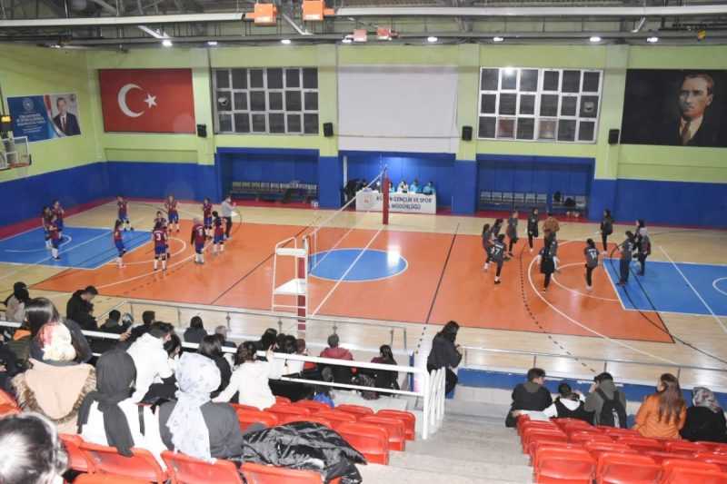 Artvin’de Okul Sporları Voleybol Müsabakaları ile Başladı