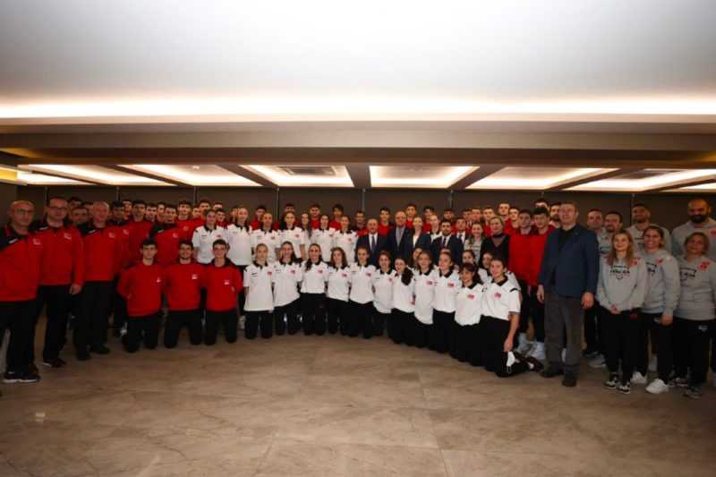 Dışişleri Bakanı Genç Voleybolcularla Yemekte Bir Araya Geldi