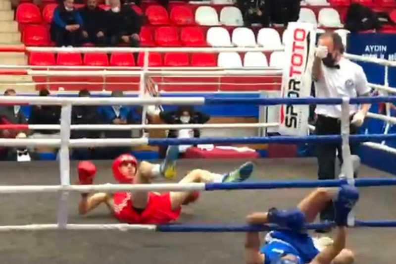 İki Boksör Aynı Anda Birbirini Yere Yıktı