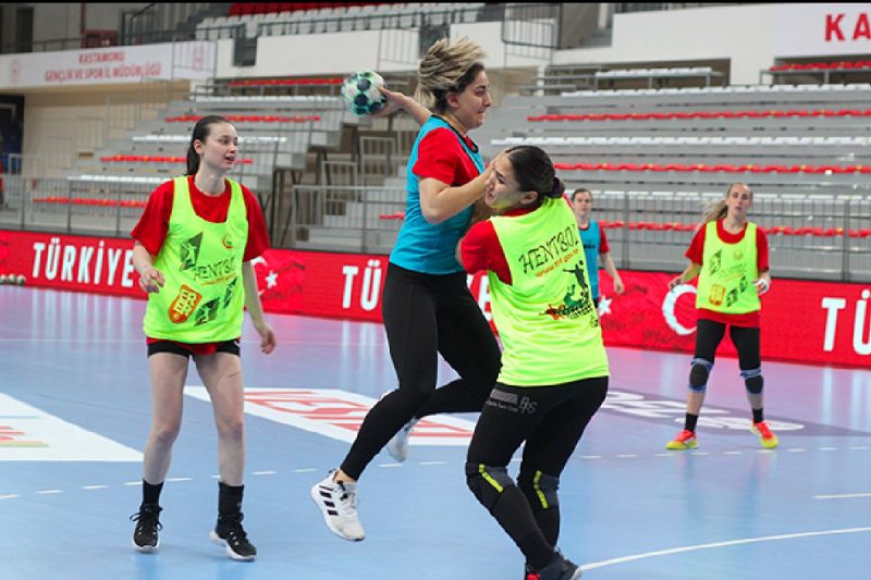A Milli Kadın Hentbol Takımı, İzlanda Maçı Hazırlıklarını Sürdürüyor