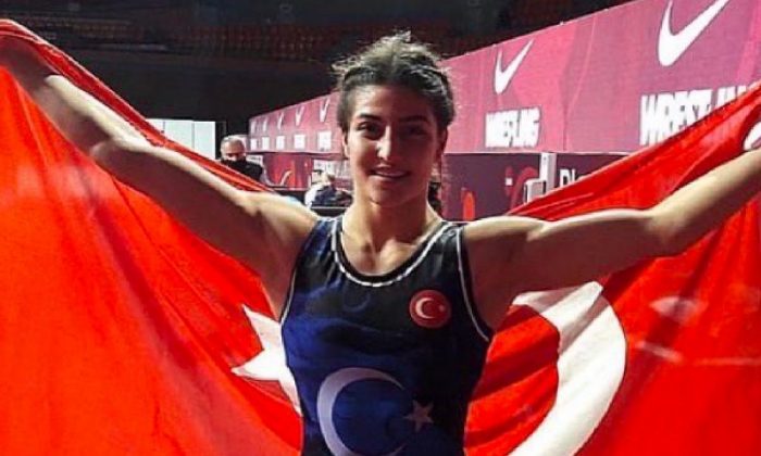 Güreşçi Elvira Kamaloğlu, Avrupa Şampiyonu Oldu