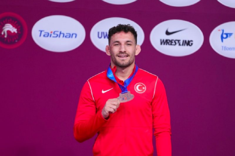 Güreşte İki Bronz Madalya Geldi