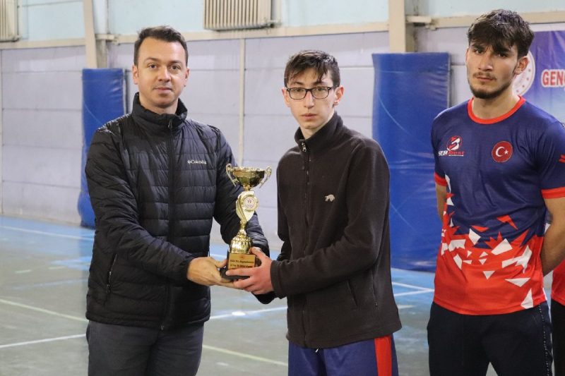 Yusufeli’nde U-18 Salon Futbol Turnuvası Şampiyonu: Tutundibi