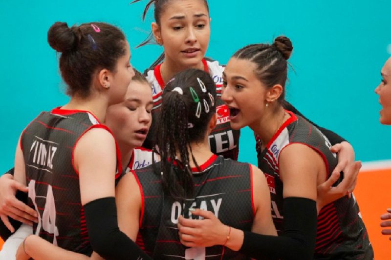 17 Yaş Altı Kızlar Voleybol Takımı 2’de 2 yaptı