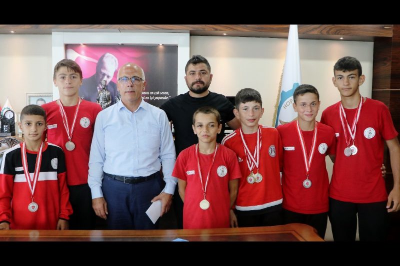 Hopa’nın Genç Güreşçileri Erzurum’dan Madalyalarla Döndüler