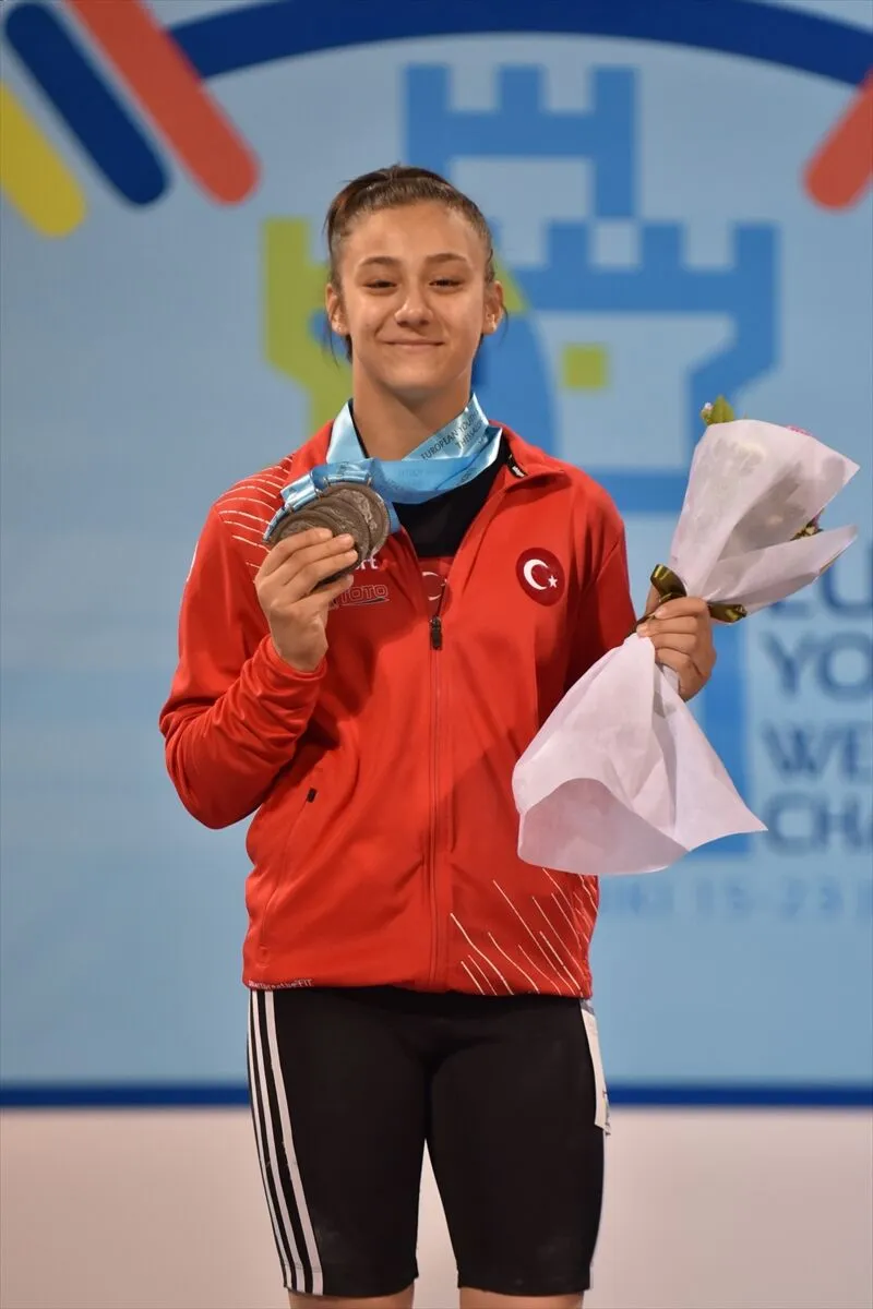 Zehranur Aslan Avrupa Halter Şampiyonu 1 milli halterci zehranur aslan 15 yas alti avrupa sampiyonasinda ikinci oldu
