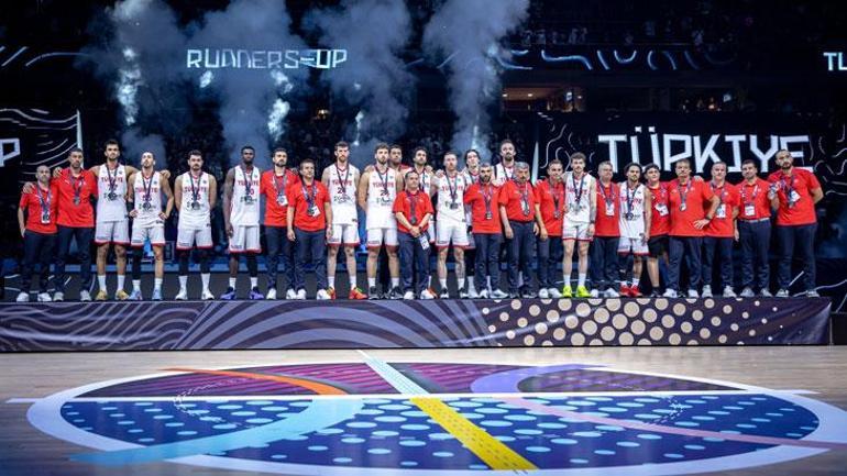 Arena Riga'daki EuroBasket 2025 finalinin ardından kupa seremonisi düzenlendi. Törende ilk olarak Avrupa ikincisi A Milli Takım'ın oyuncularına ve başantrenör Ergin Ataman'a gümüş madalyaları verildi. Ataman, EuroBasket 2025'in en iyi koçu seçildi.