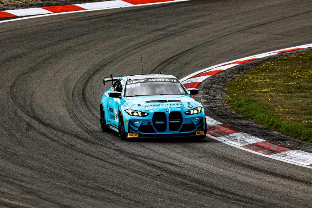 Borusan Otomotiv Motorsport BOM GT4 Avrupa Serisinde Nurburgringde Cifte Podyum Sevinci Yasadi 4
