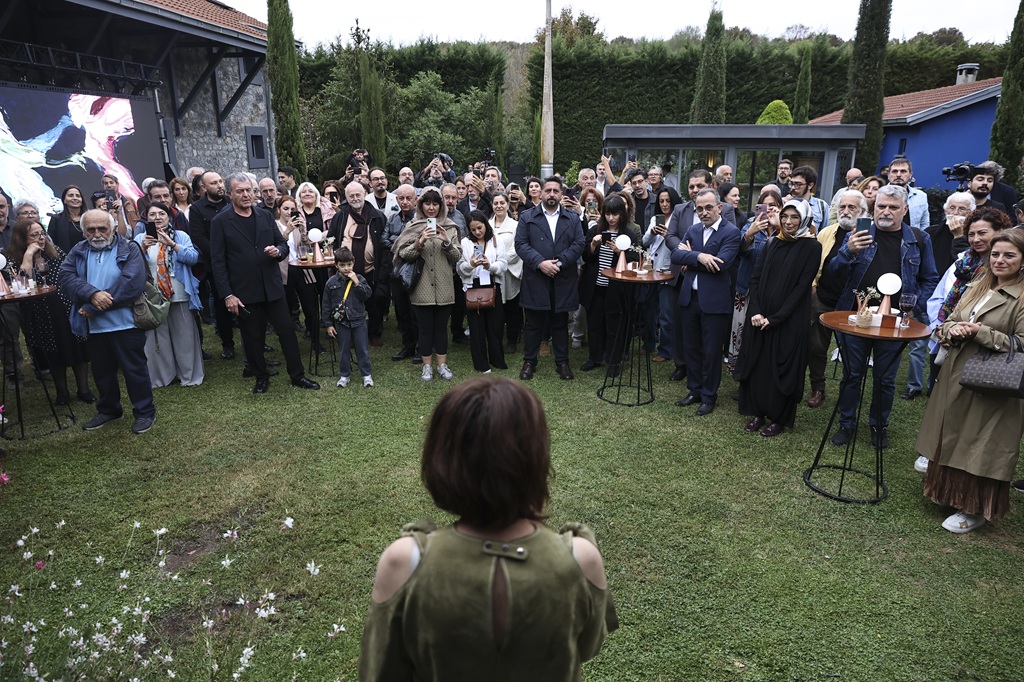 Mustafa Ata’nın 60 Yıllık Sanat Serüvenine Saygı Duruşu: “Askıda” Koleksiyon Sergisi