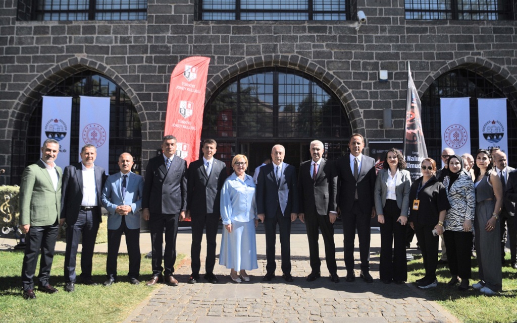 “At Nalından Umuda” Sergisi Diyarbakır Kültür Yolu Festivali’nde Ziyarete Açıldı