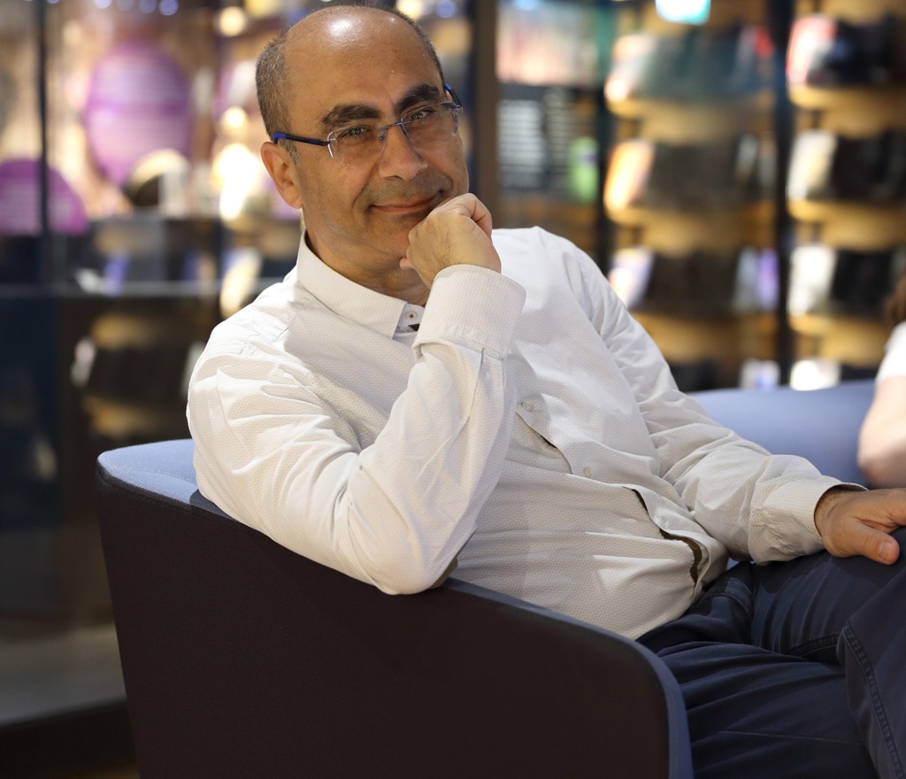 Derviş Zaim’in Yeni Sanat Projesi: Ayna ile İzleyiciyi Yüzleşmeye Davet Ediyor