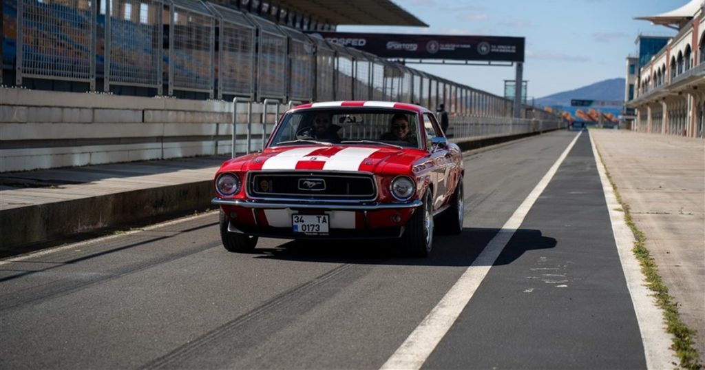 Kadın Pilotlar Klasik Otomobillerle Tozu Dumana Kattı!