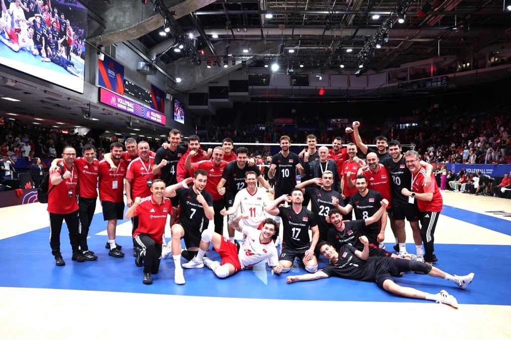Sultanlar ve Efelerle Büyük Gurur Duyuyoruz! 1 a milli erkek voleybol takimimiz